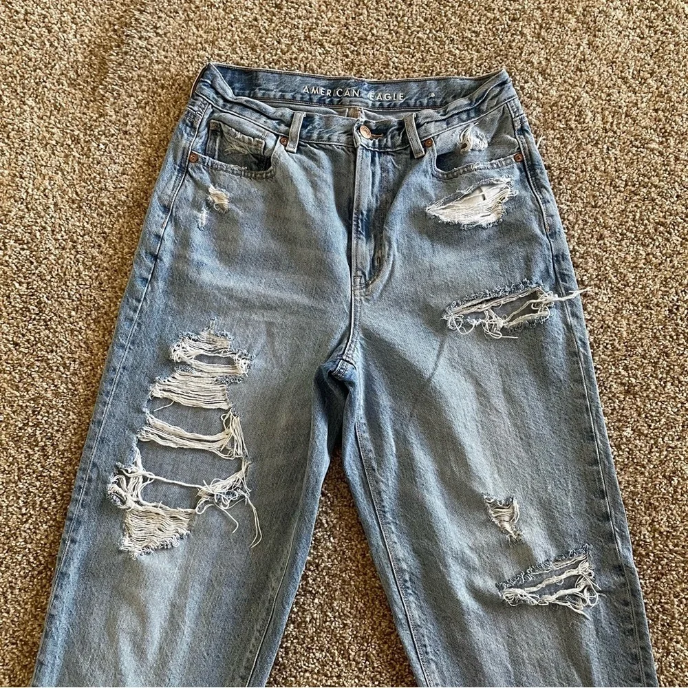American Eagle Relaxed Mom Jeans Women’s 6 Long Blue Light Wash Tapered Ripped - Picture 5 of 16